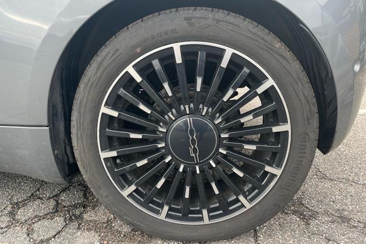 Grå Fiat 500e fra 2023
