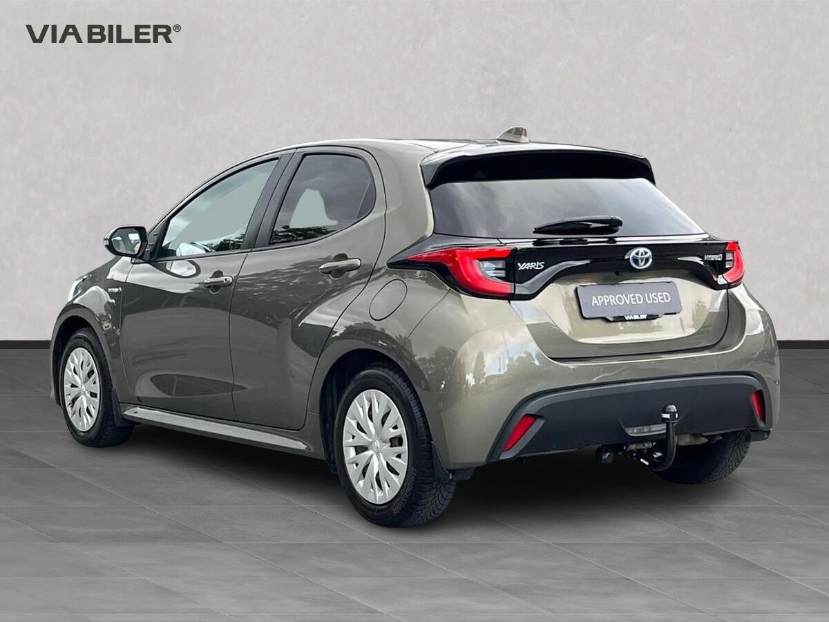 Bronze Toyota Yaris fra 2021