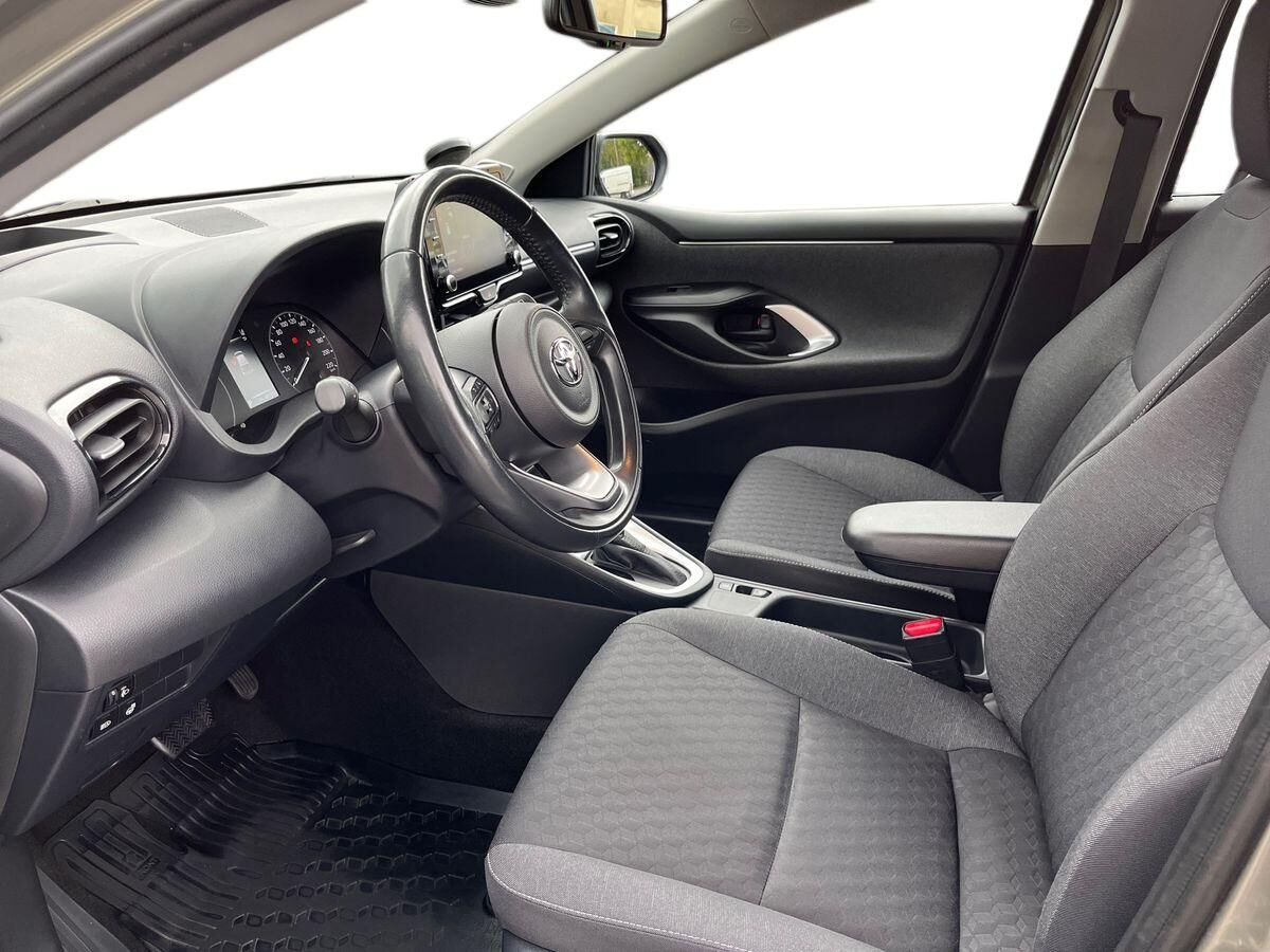 Bronze Toyota Yaris fra 2021