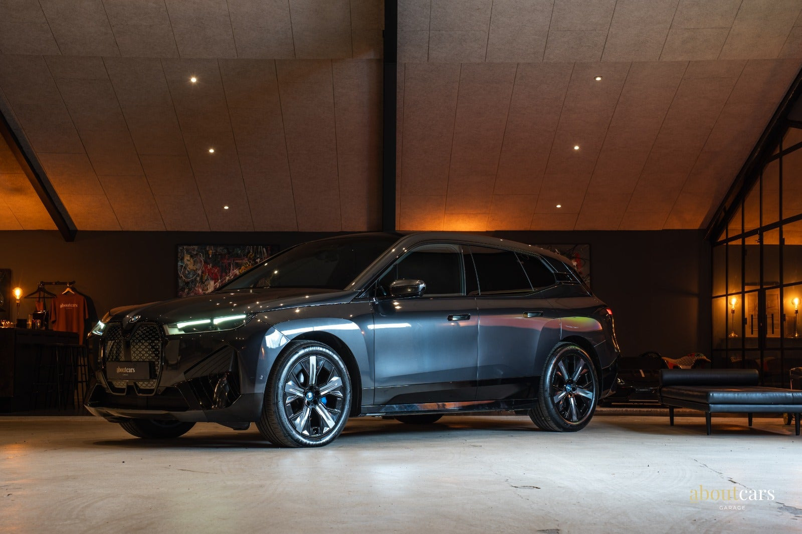 Grå BMW iX fra 2022