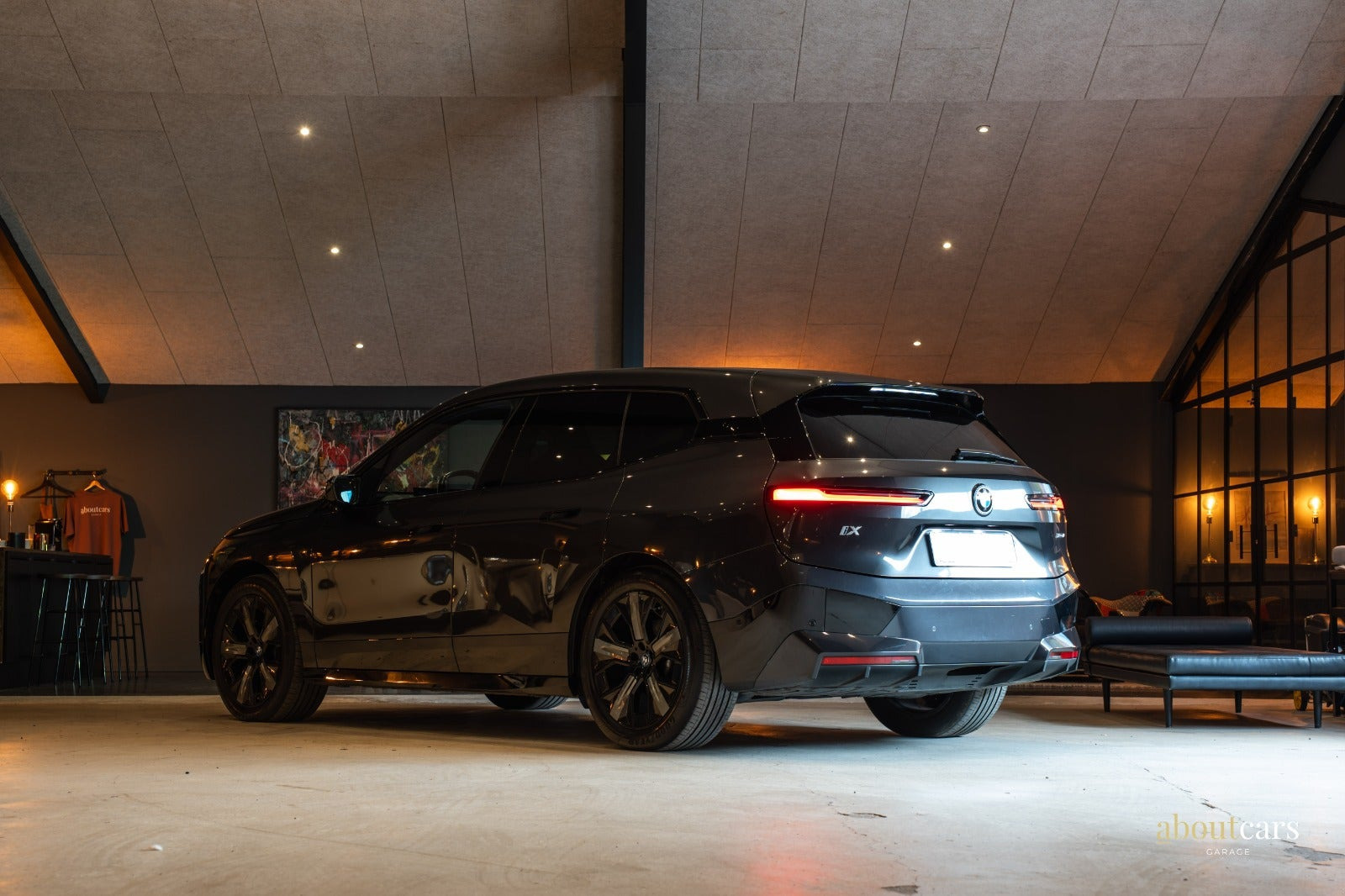 Grå BMW iX fra 2022
