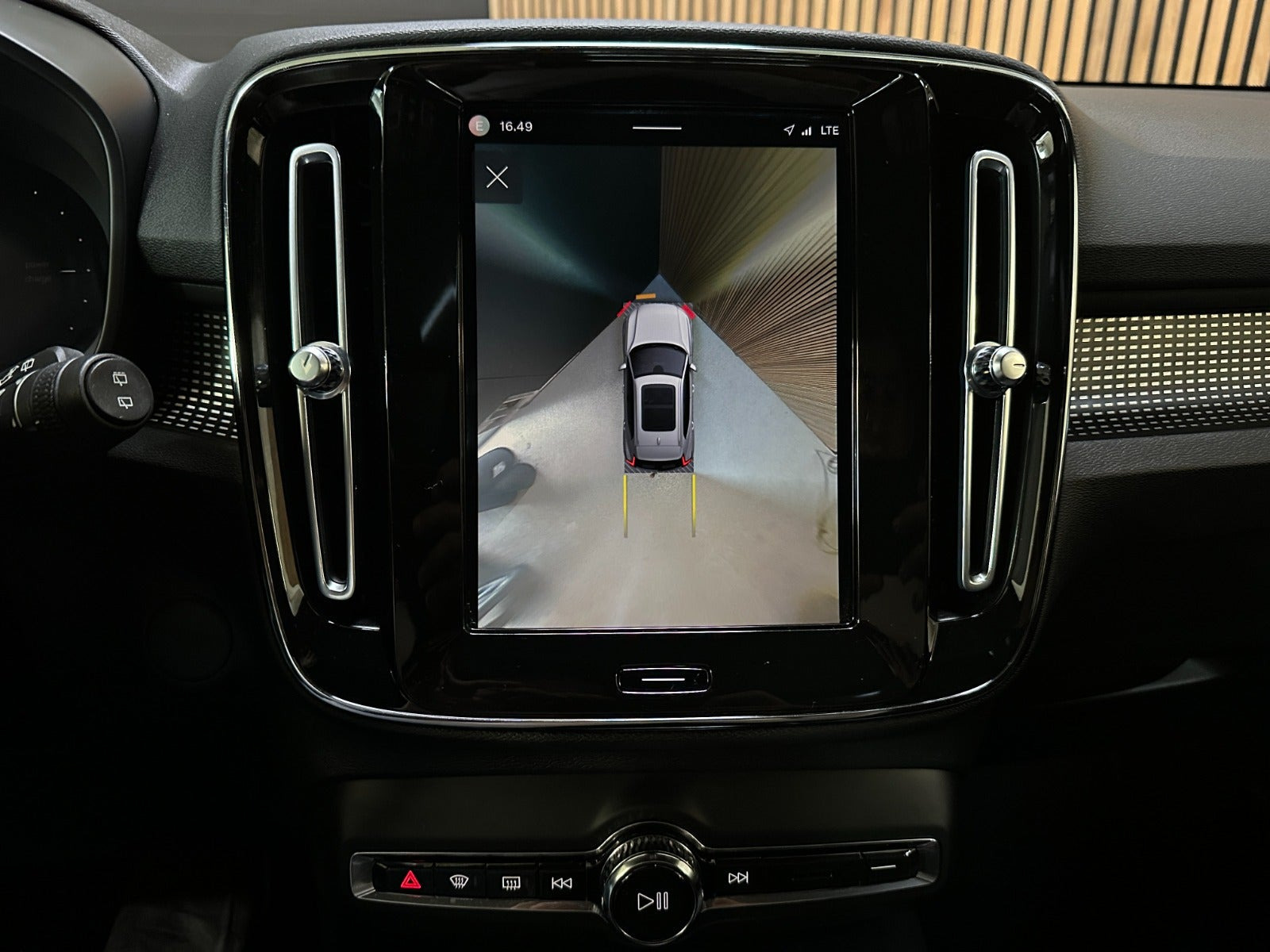 Gul Volvo XC40 fra 2021