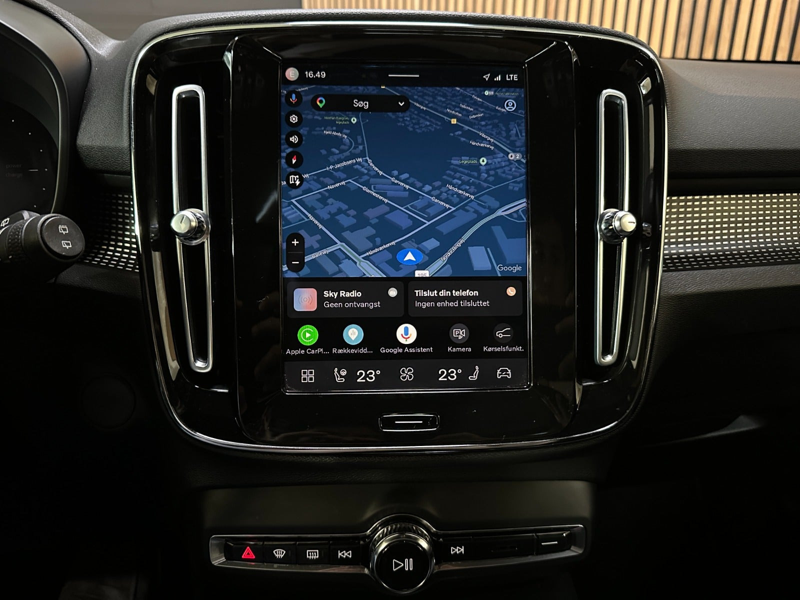 Gul Volvo XC40 fra 2021