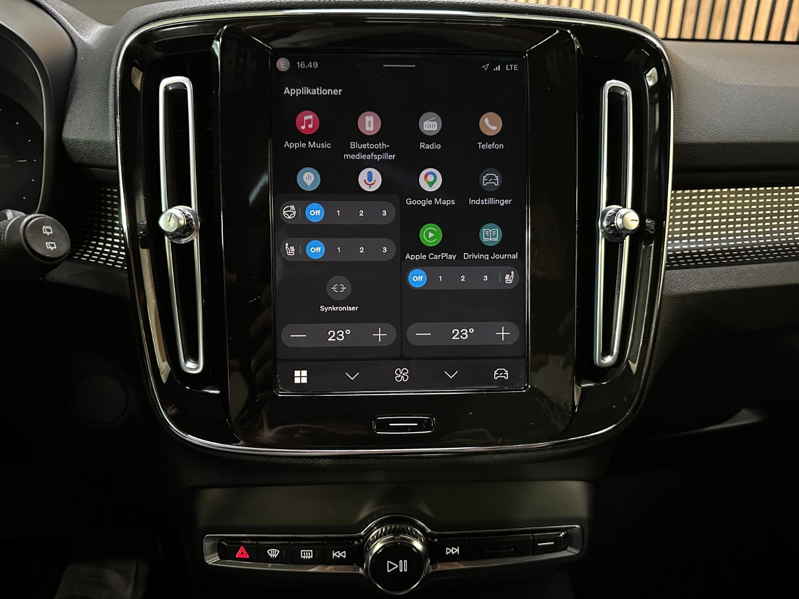 Gul Volvo XC40 fra 2021