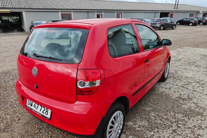 Gul VW Fox fra 2006