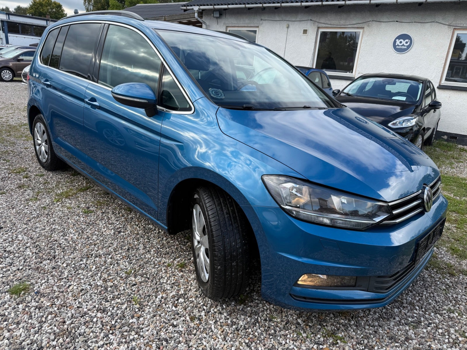 Blå VW Touran fra 2018