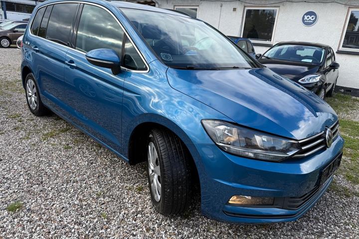 Blå VW Touran fra 2018
