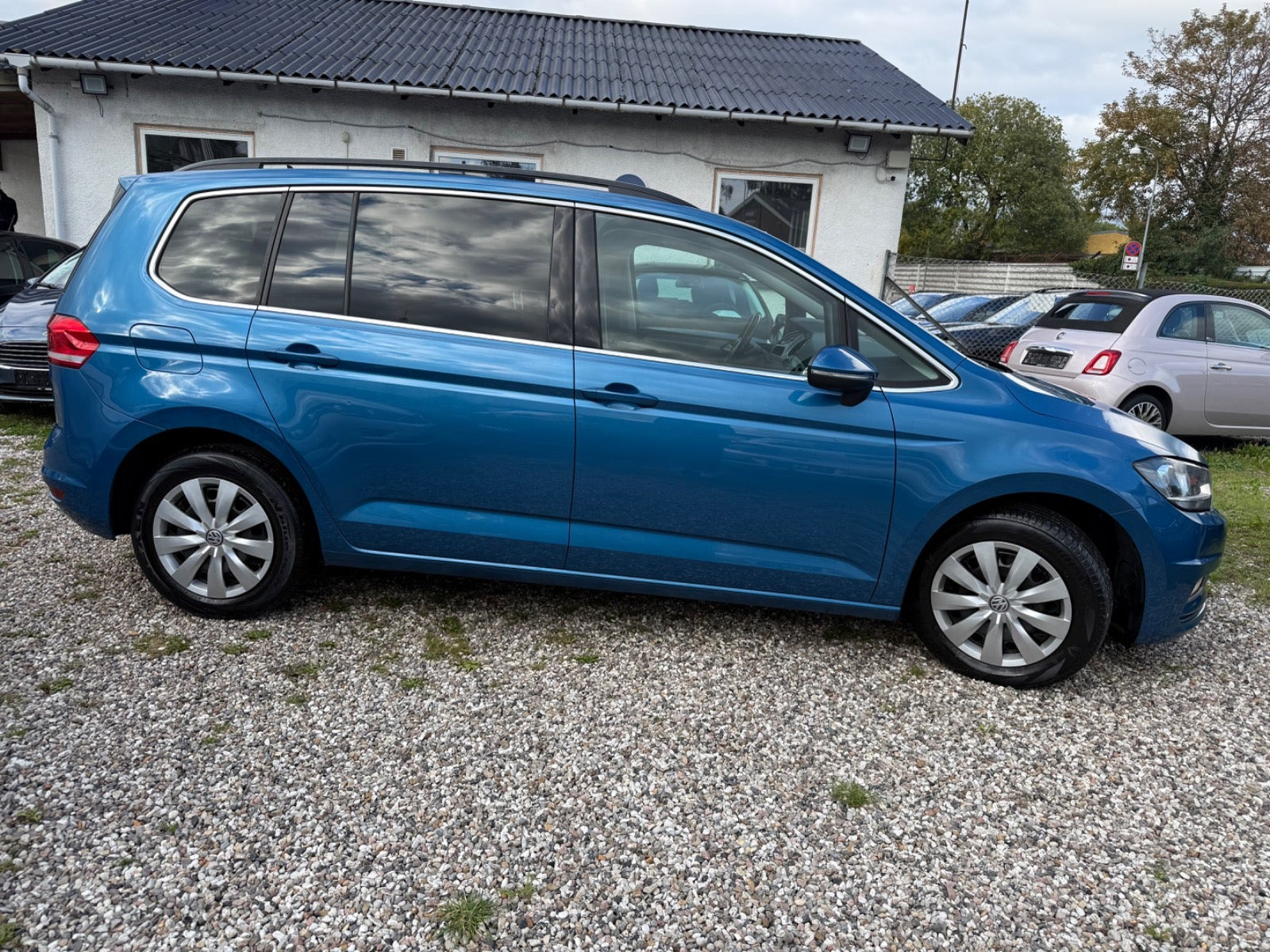 Blå VW Touran fra 2018