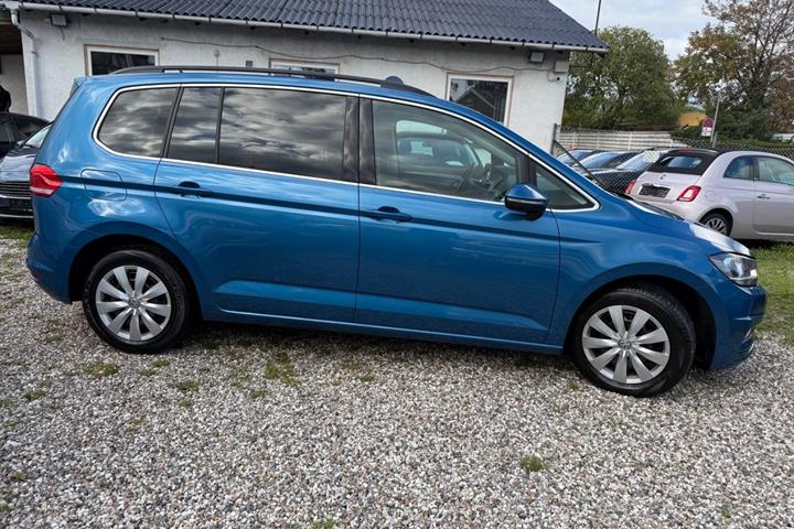 Blå VW Touran fra 2018