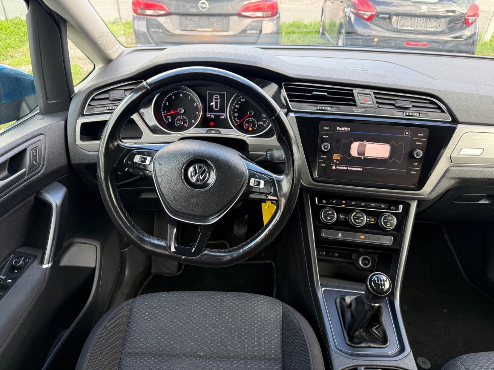 Blå VW Touran fra 2018