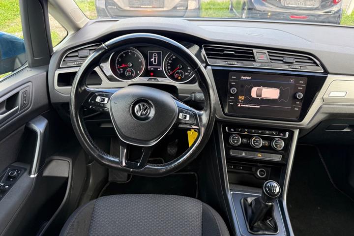 Blå VW Touran fra 2018