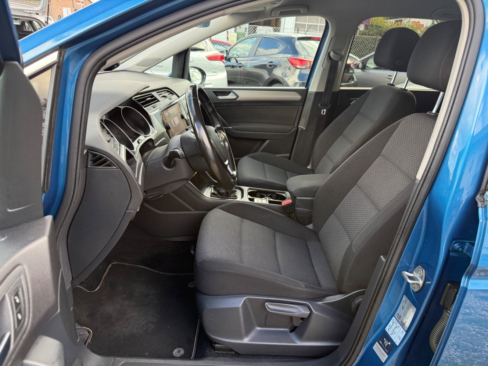 Blå VW Touran fra 2018