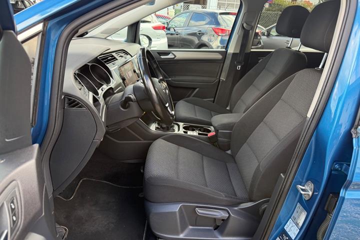 Blå VW Touran fra 2018
