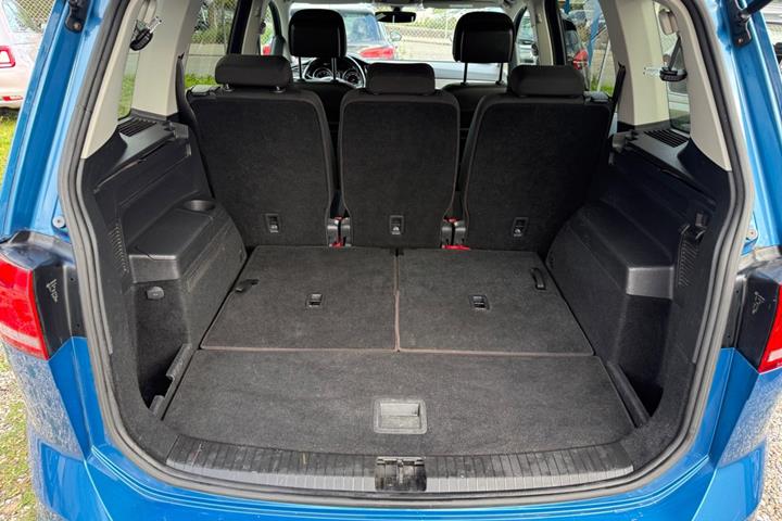 Blå VW Touran fra 2018