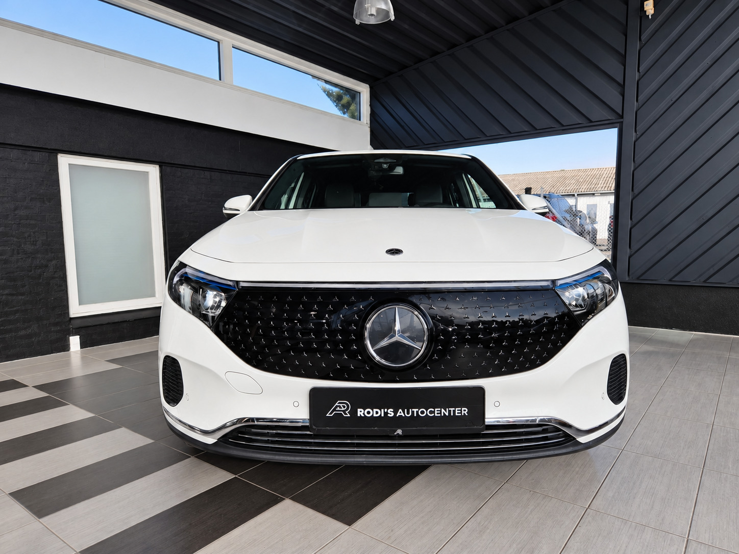 Hvid Mercedes EQA350 fra 2024