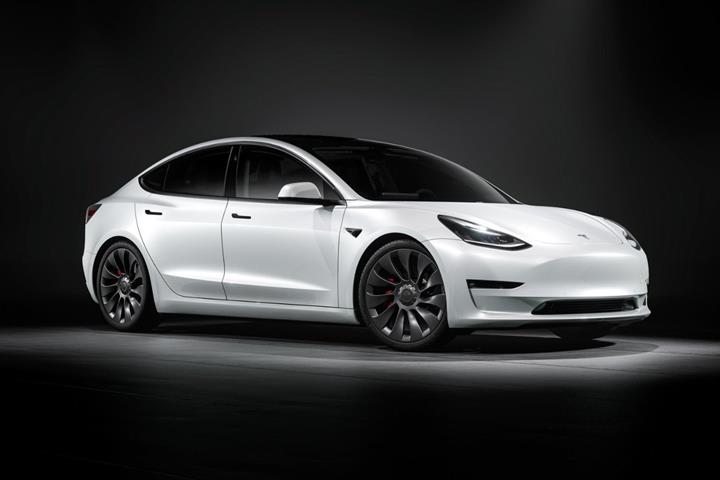 Hvid Tesla Model 3 fra 2023