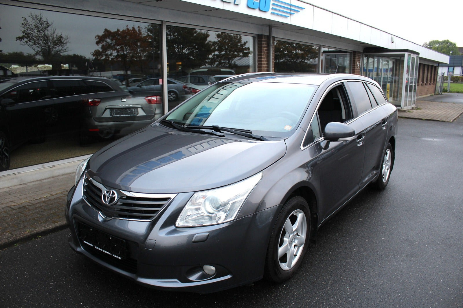 Grå Toyota Avensis fra 2011
