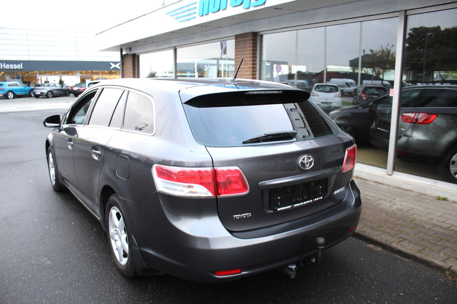 Grå Toyota Avensis fra 2011
