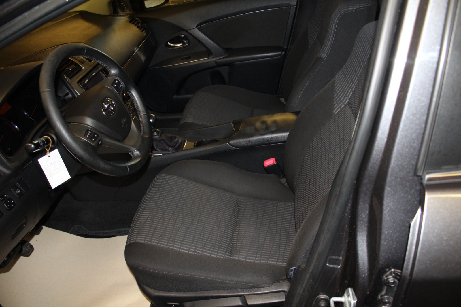 Grå Toyota Avensis fra 2011