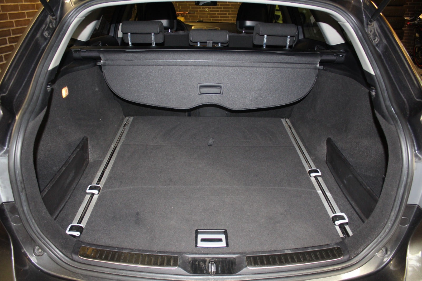 Grå Toyota Avensis fra 2011