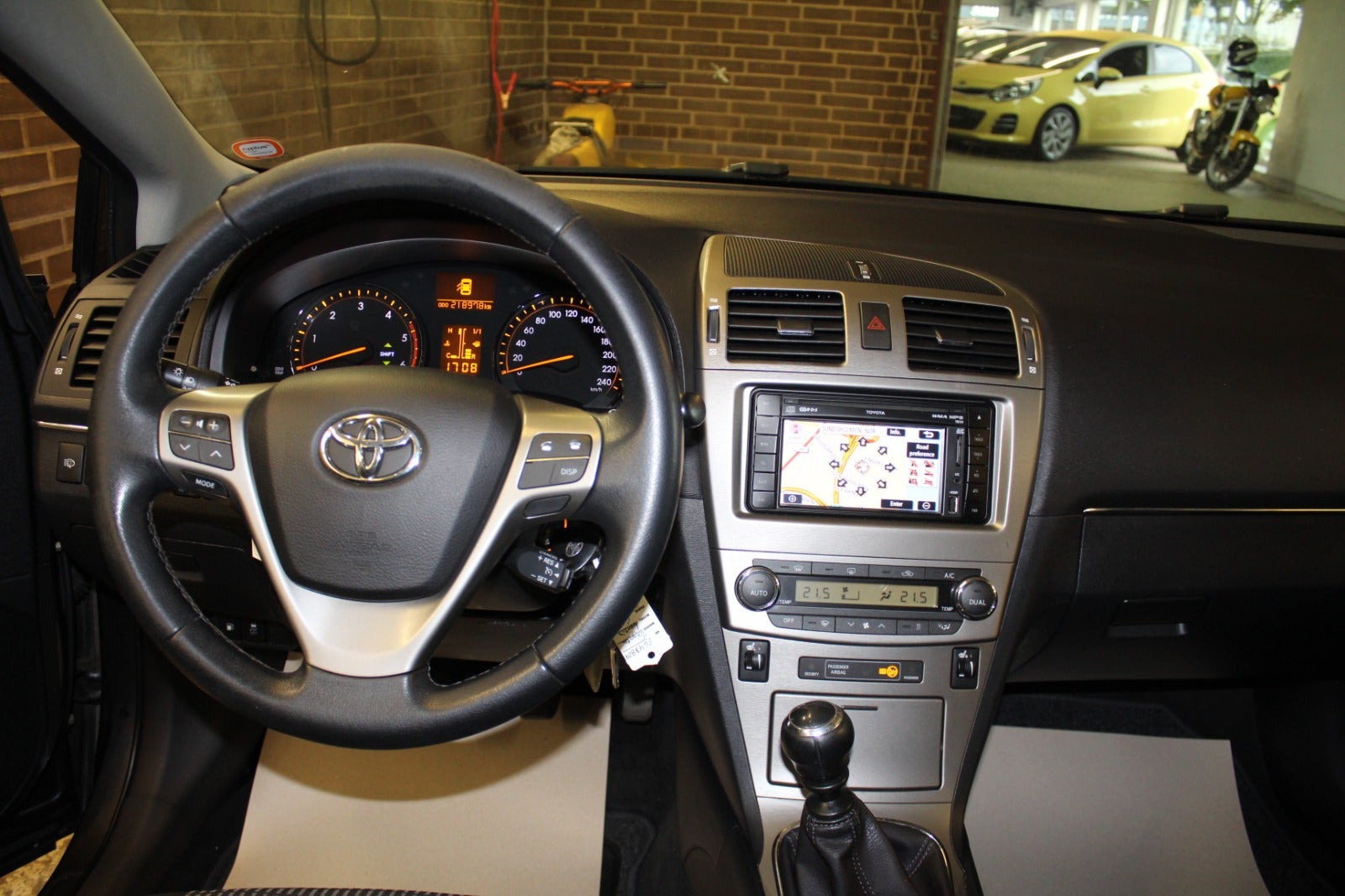 Grå Toyota Avensis fra 2011