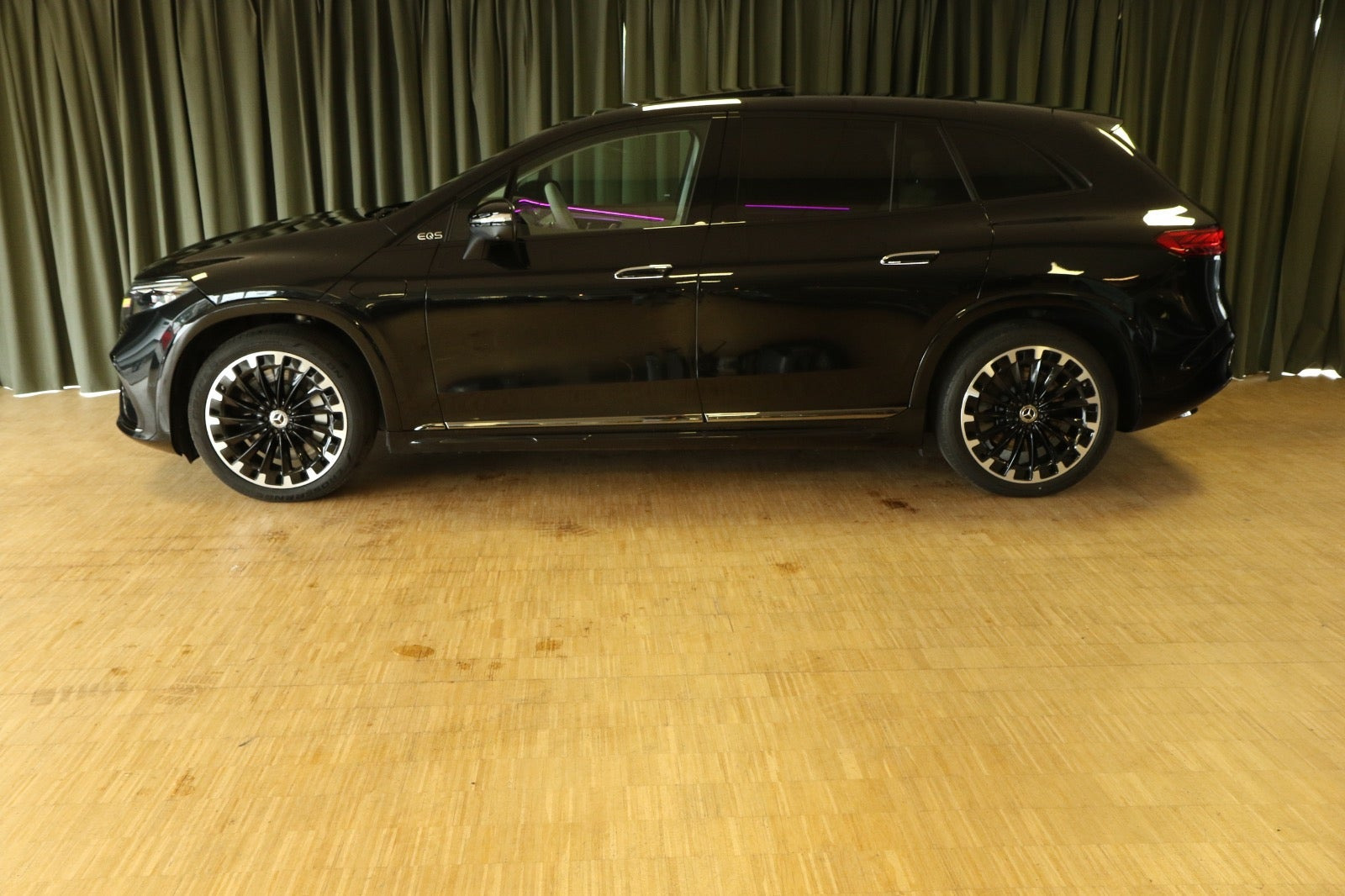 Grøn Mercedes EQS450 SUV fra 2023