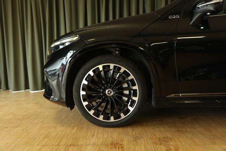 Grøn Mercedes EQS450 SUV fra 2023