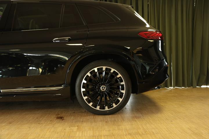 Grøn Mercedes EQS450 SUV fra 2023