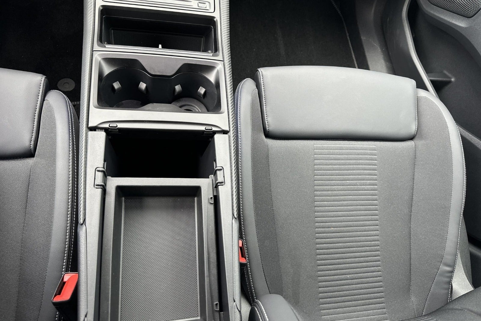 Sort Ford Explorer fra 2025