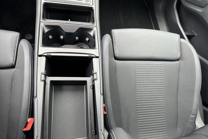 Sort Ford Explorer fra 2025