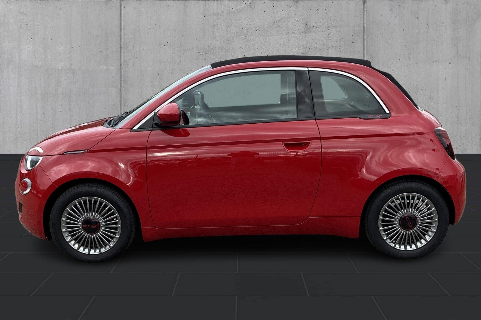 Rød Fiat 500e fra 2023