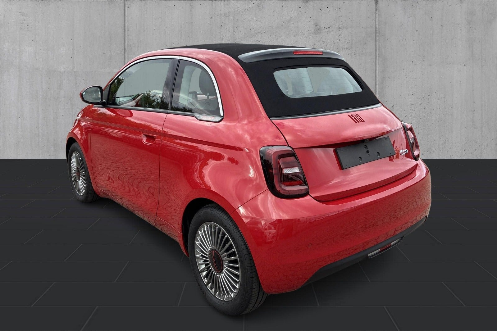 Rød Fiat 500e fra 2023
