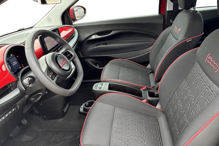 Rød Fiat 500e fra 2023