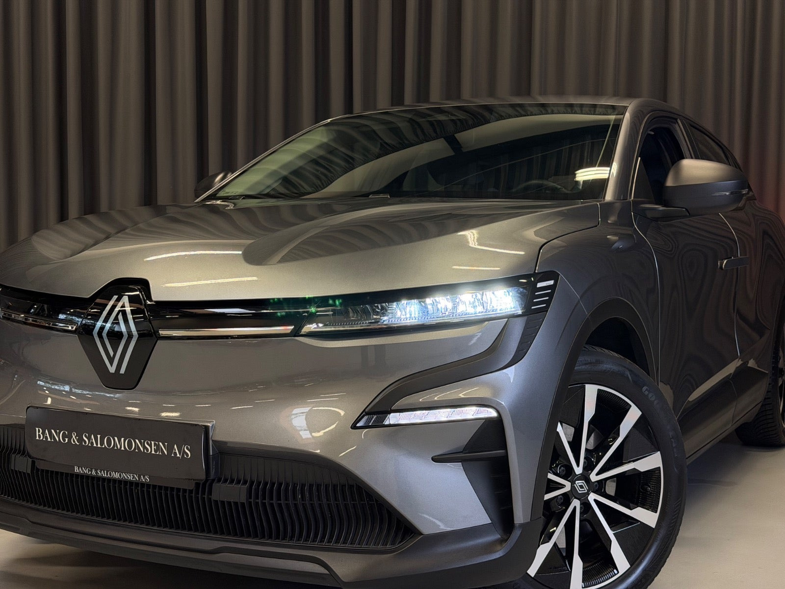 Grå Renault Megane E-Tech fra 2023