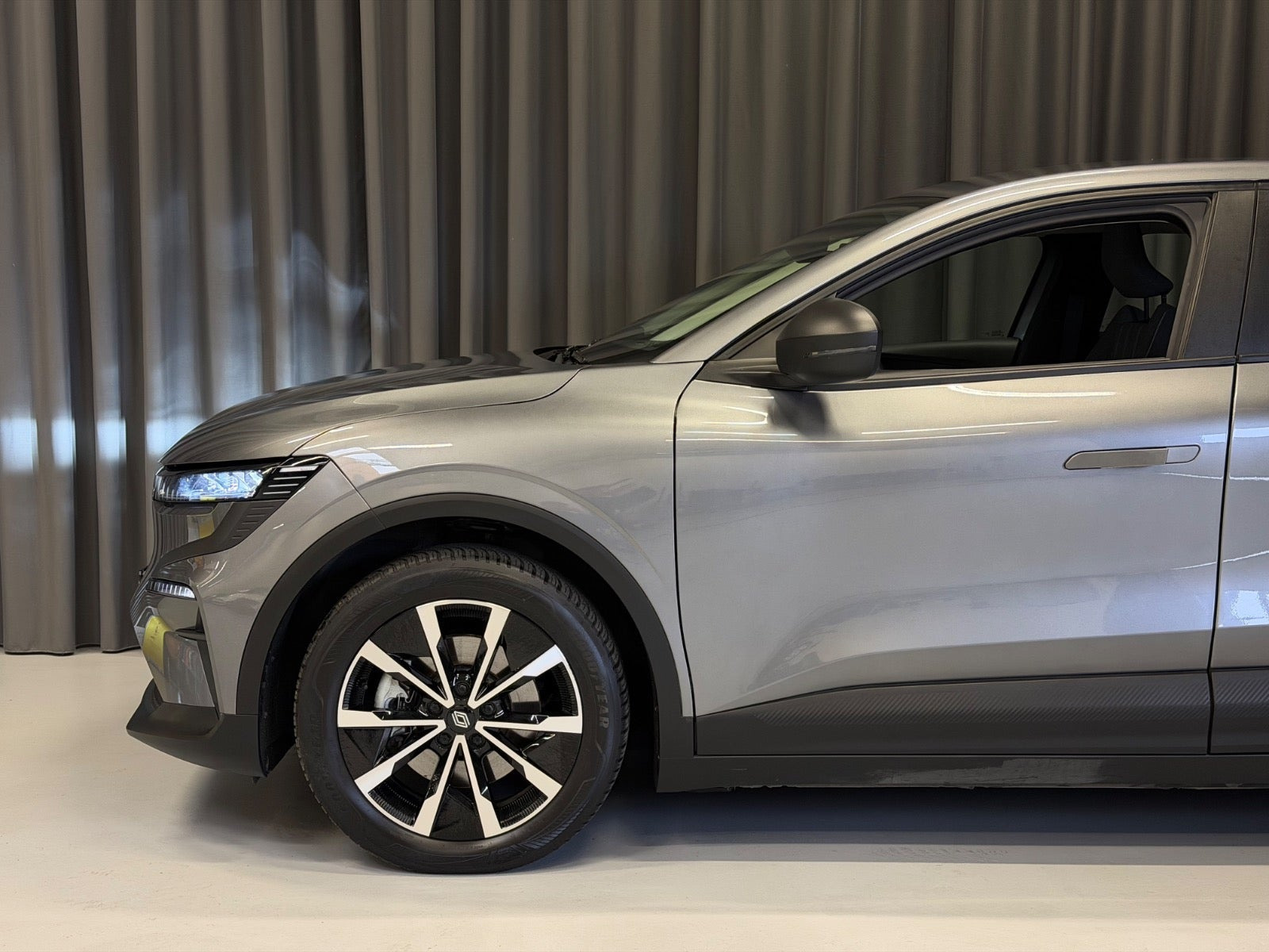 Grå Renault Megane E-Tech fra 2023