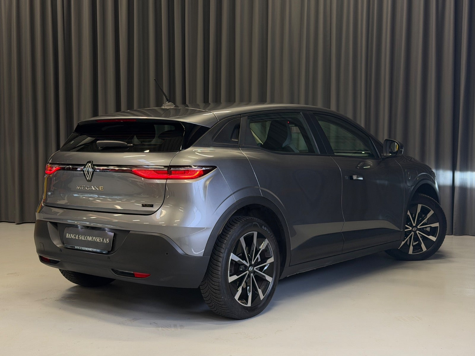 Grå Renault Megane E-Tech fra 2023