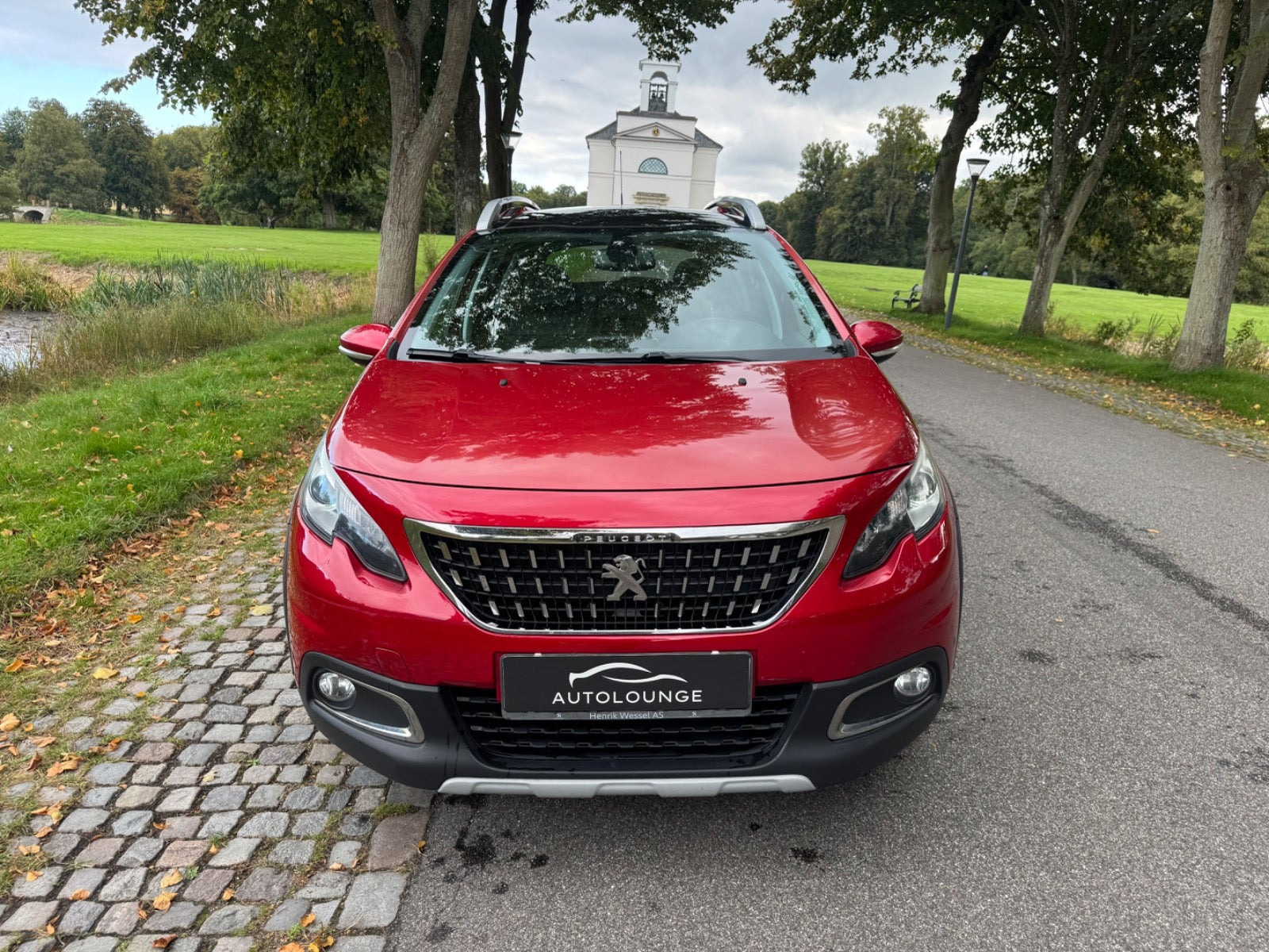 Rød Peugeot 2008 fra 2018