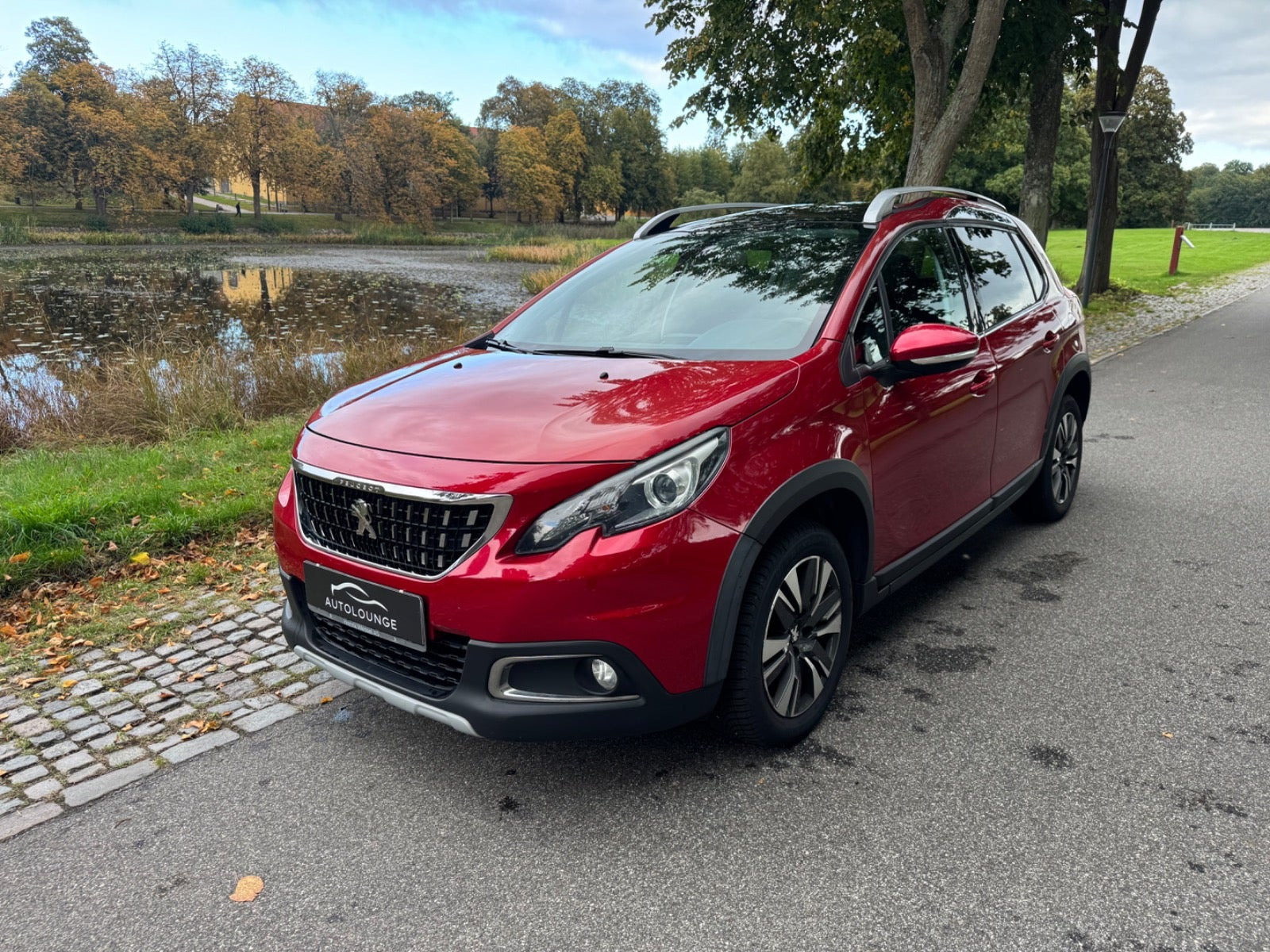 Rød Peugeot 2008 fra 2018