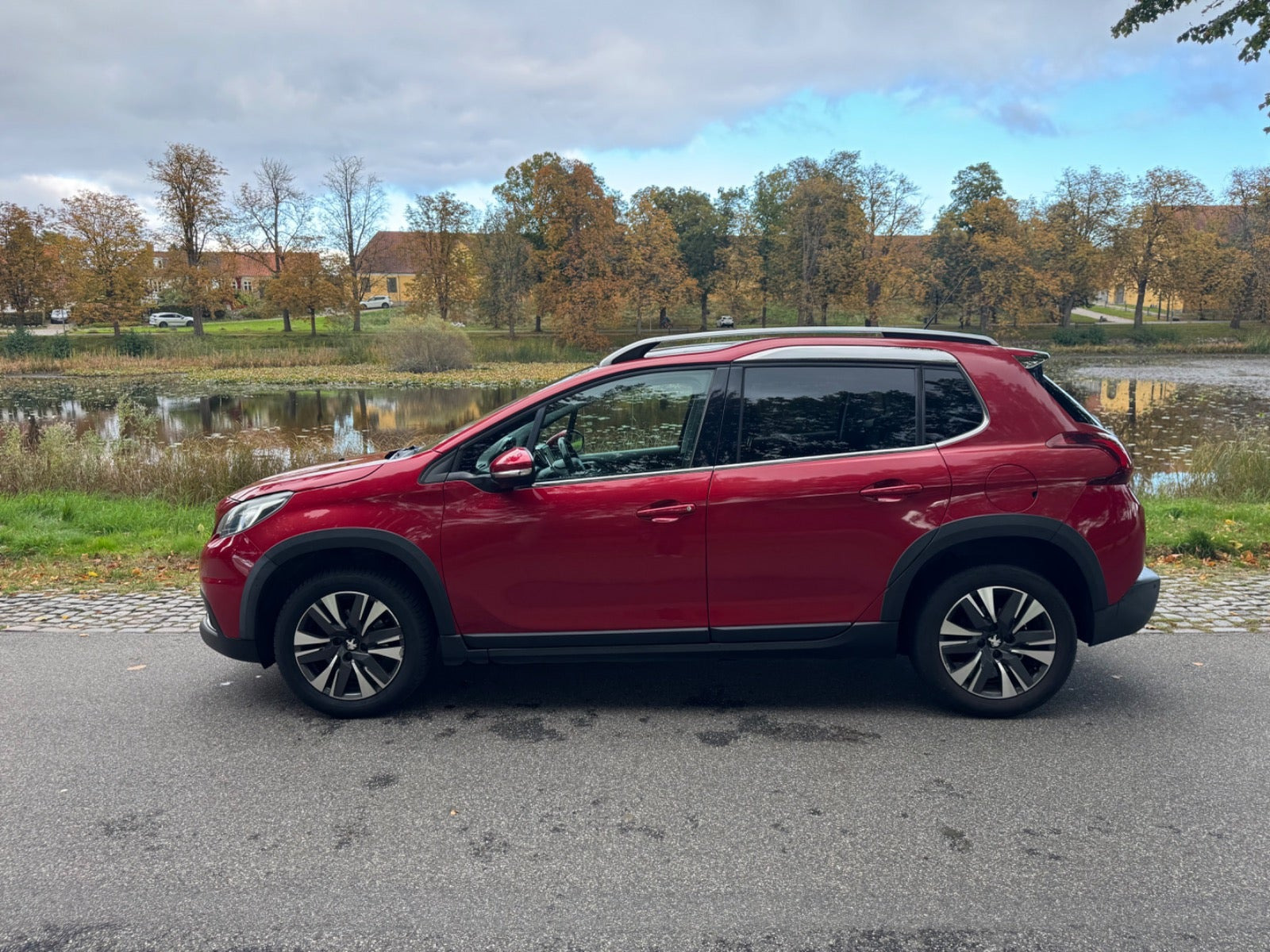 Rød Peugeot 2008 fra 2018