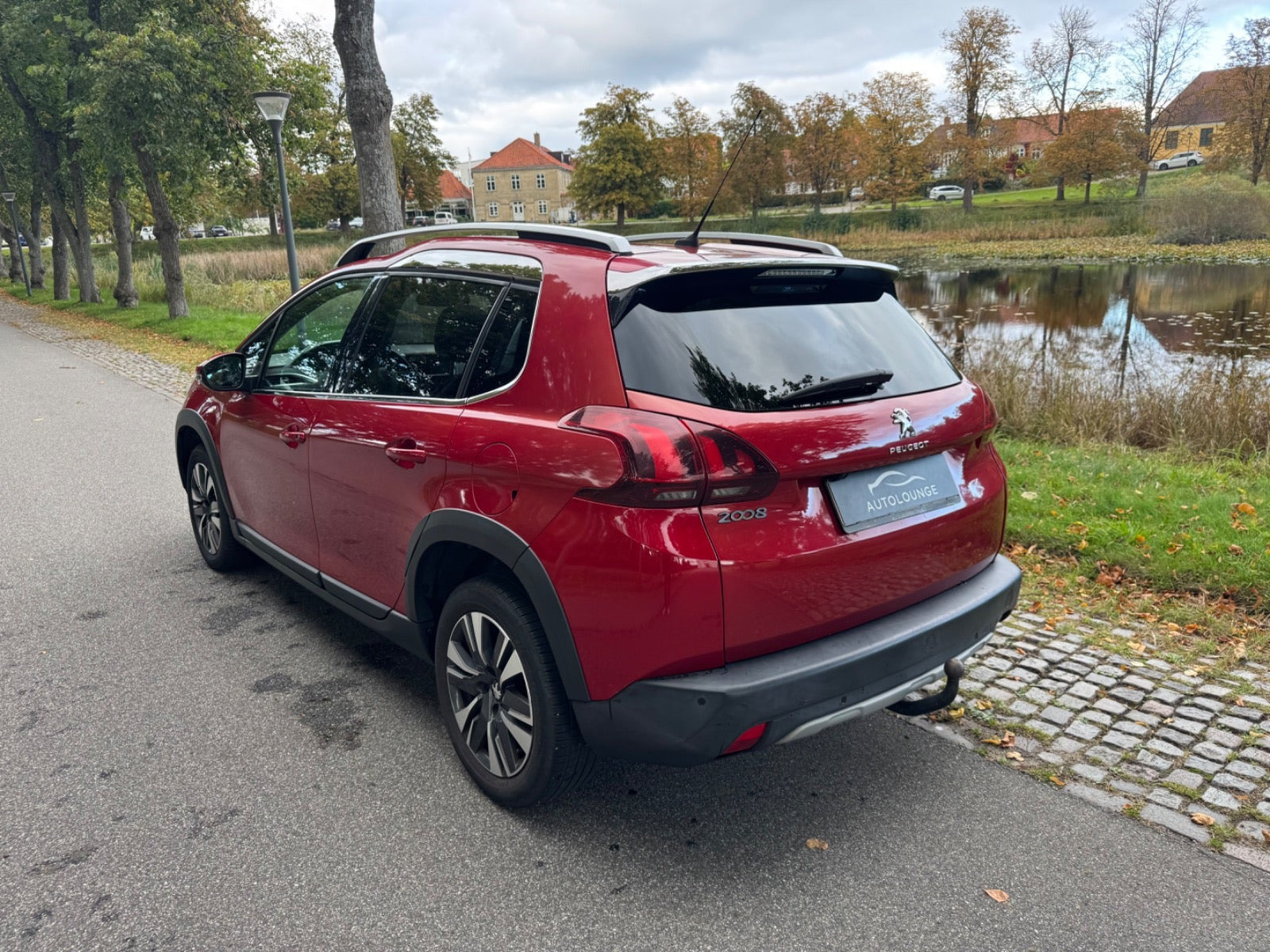 Rød Peugeot 2008 fra 2018