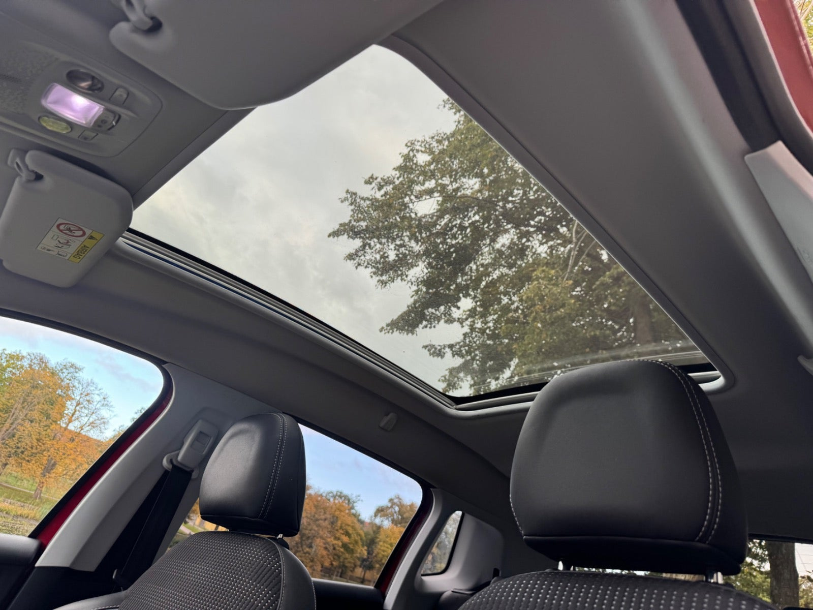 Rød Peugeot 2008 fra 2018