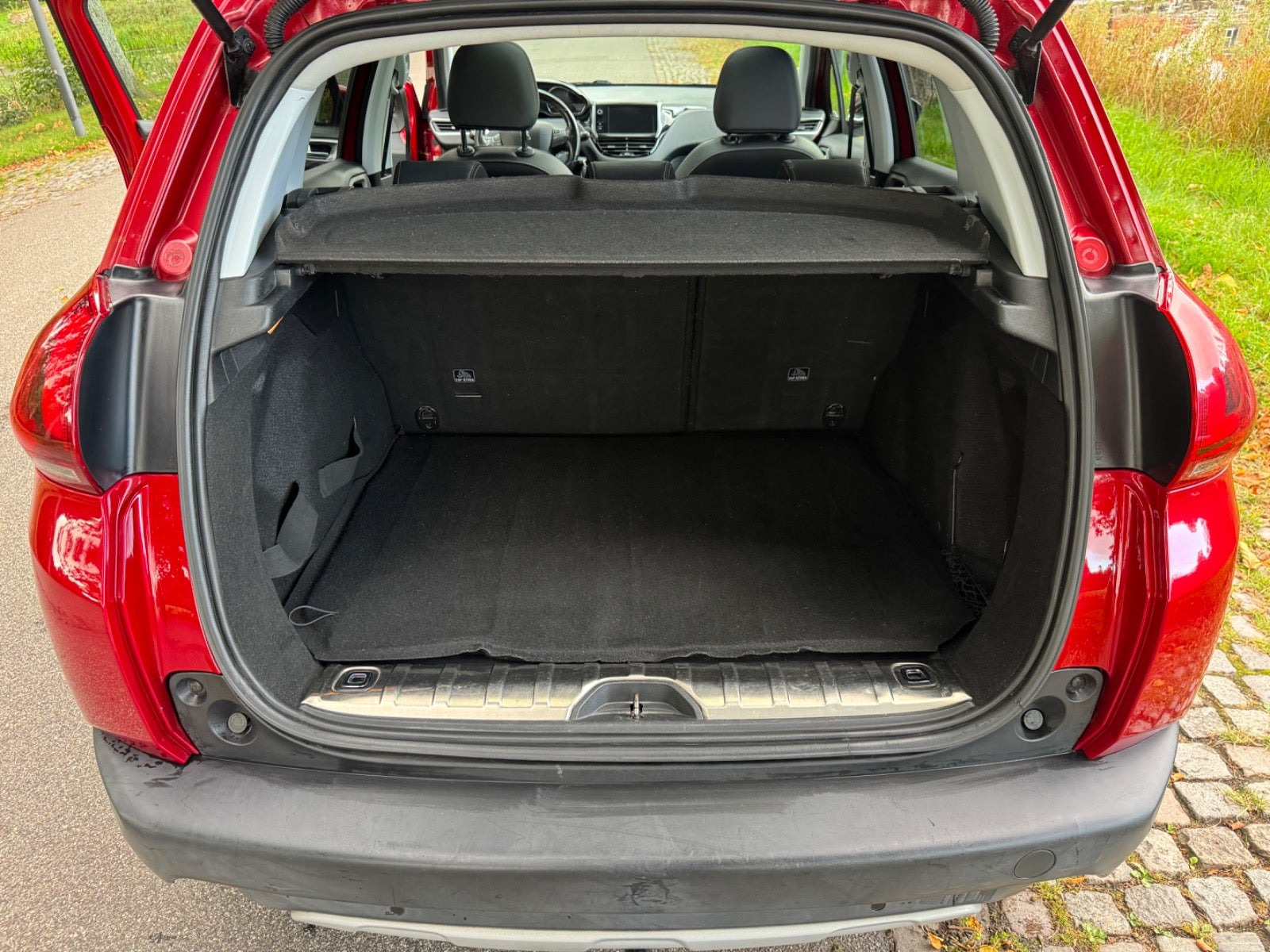 Rød Peugeot 2008 fra 2018