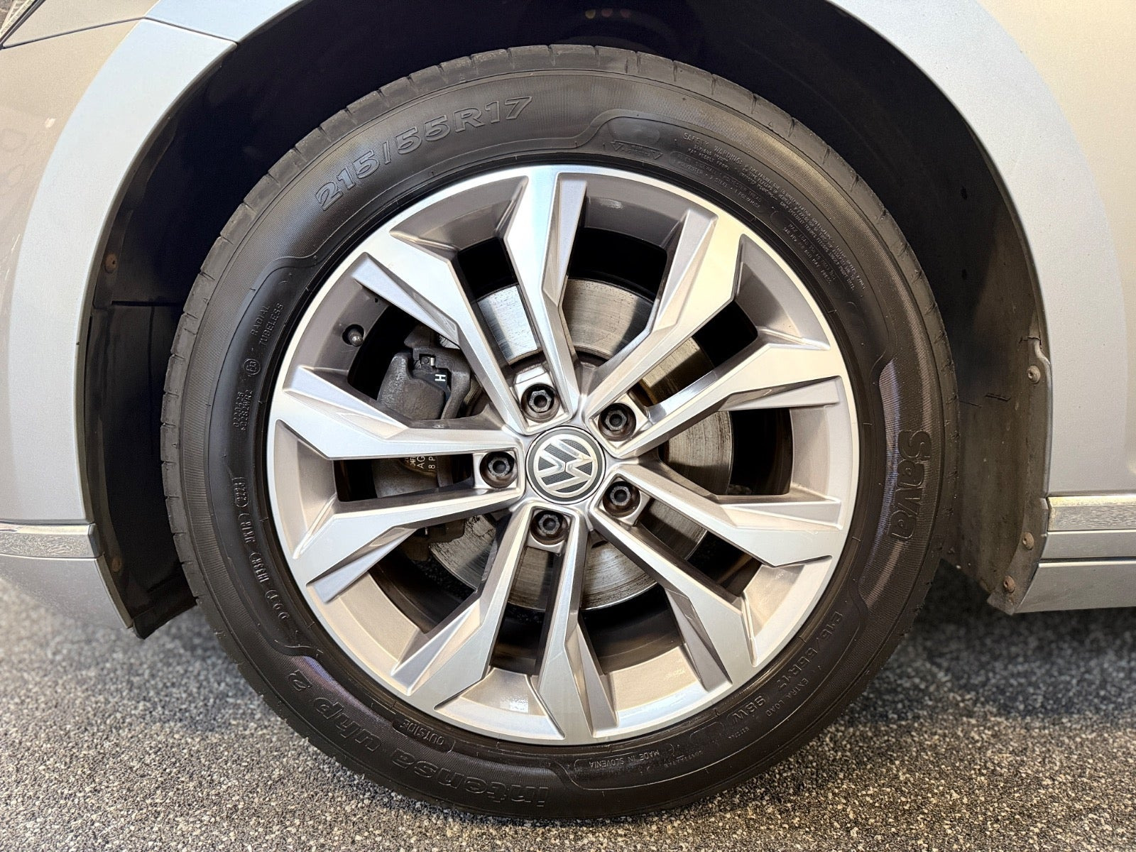 Sølv VW Passat fra 2018