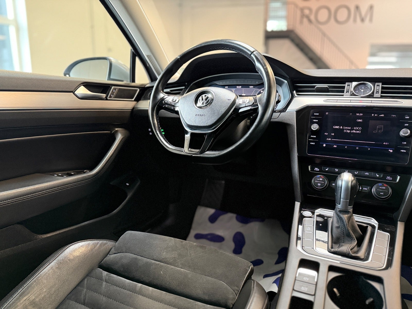 Sølv VW Passat fra 2018