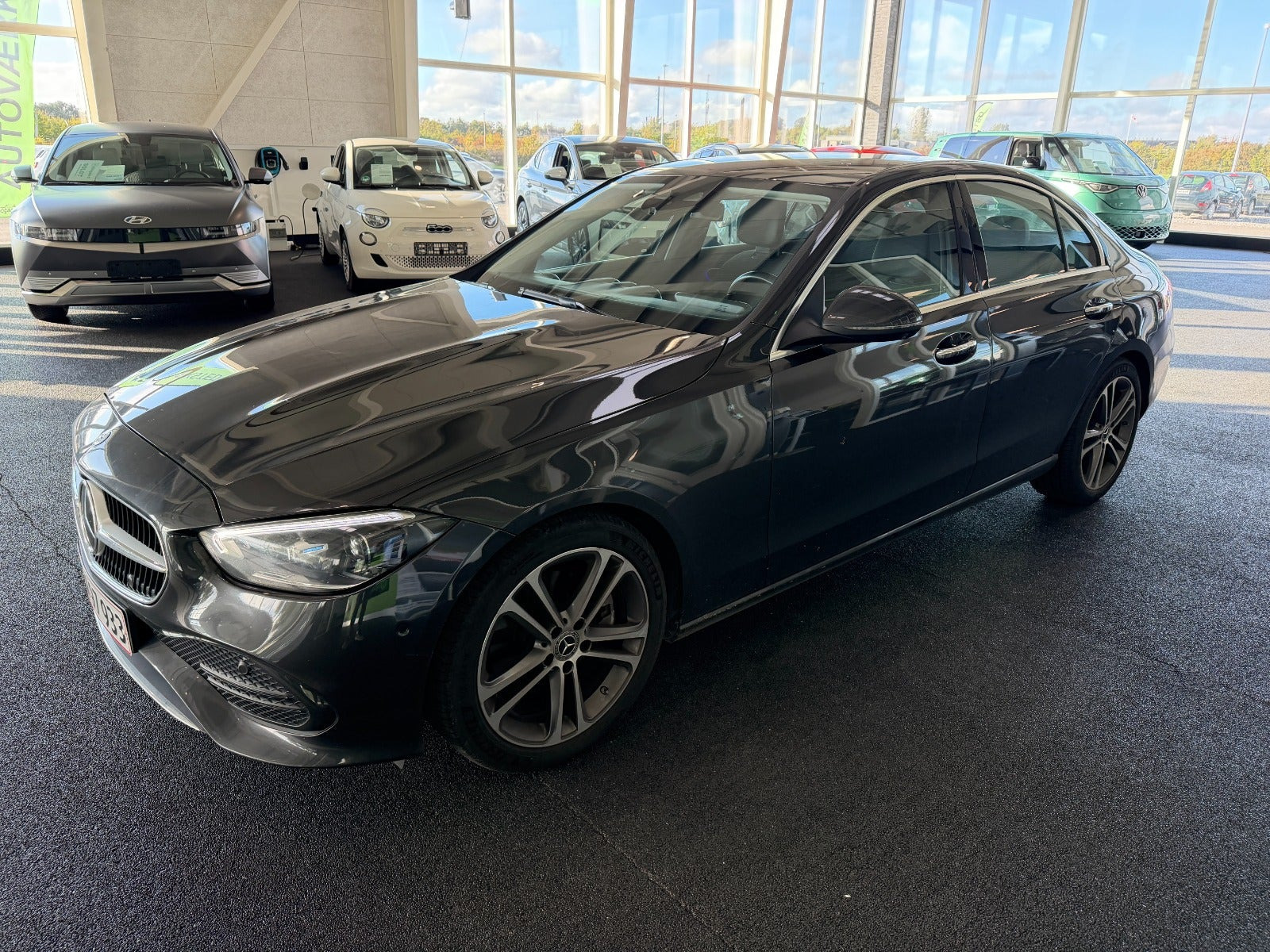 Grå Mercedes C200 fra 2022
