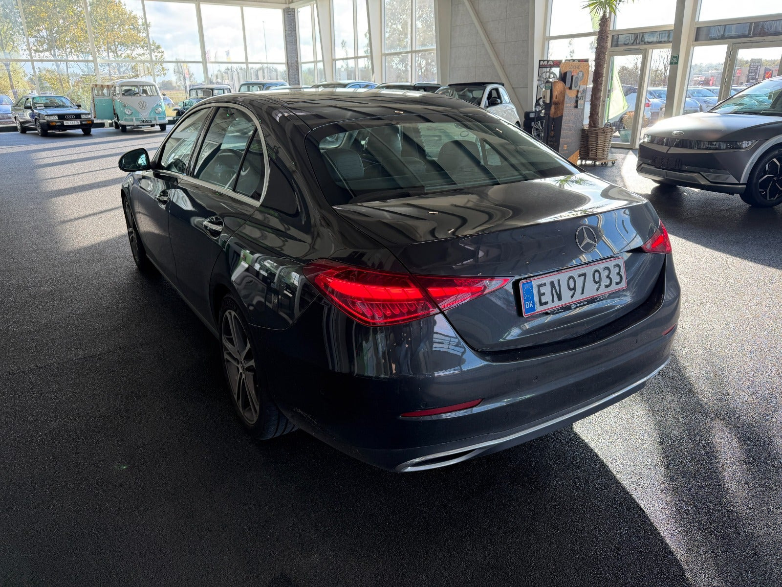 Grå Mercedes C200 fra 2022