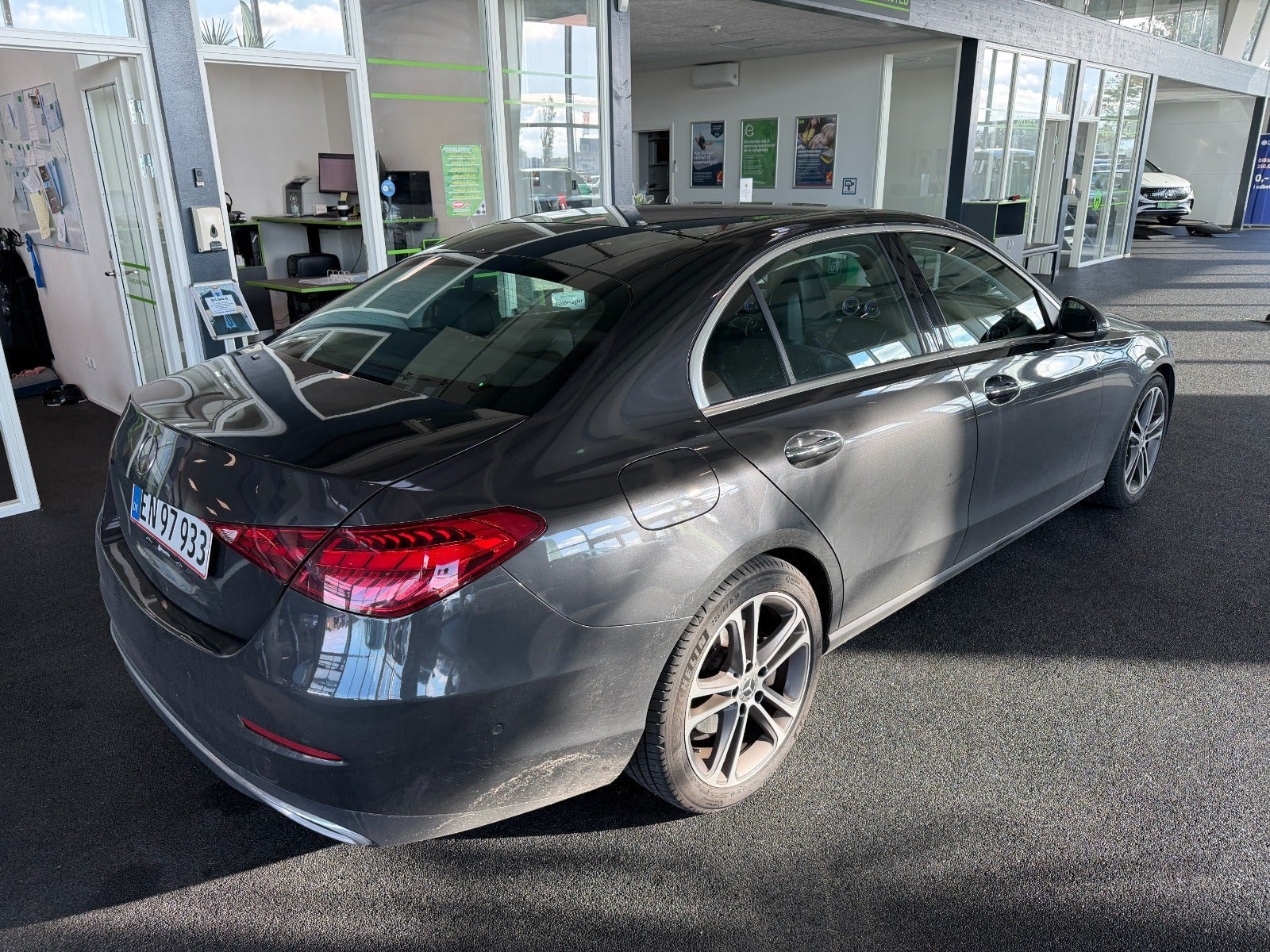 Grå Mercedes C200 fra 2022