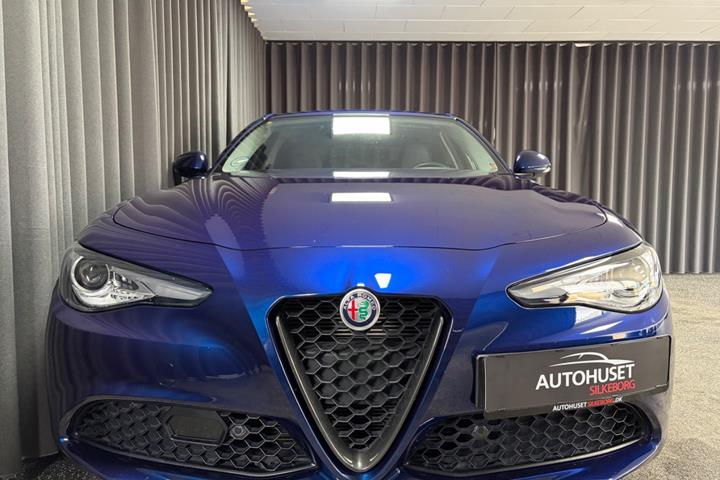 Blå Alfa Romeo Giulia fra 2021