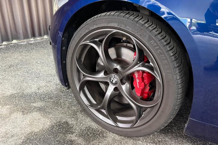 Blå Alfa Romeo Giulia fra 2021