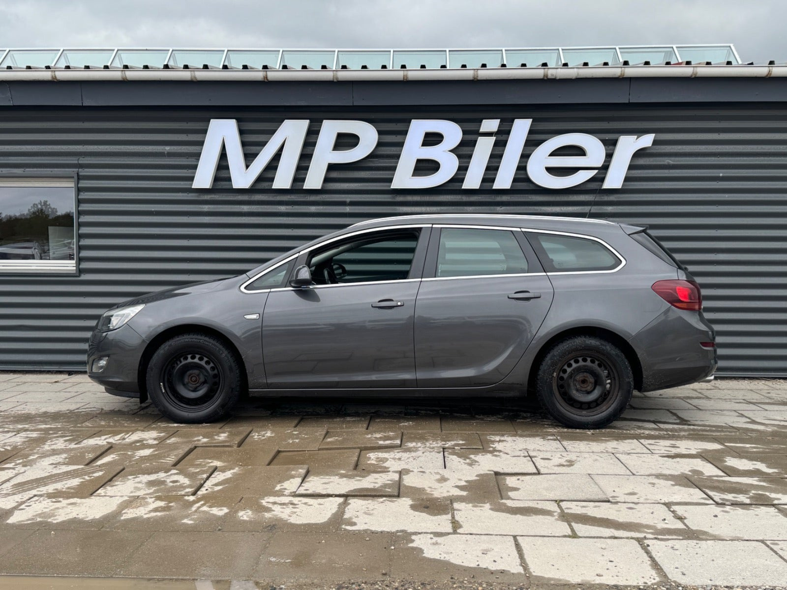 Grå Opel Astra fra 2012